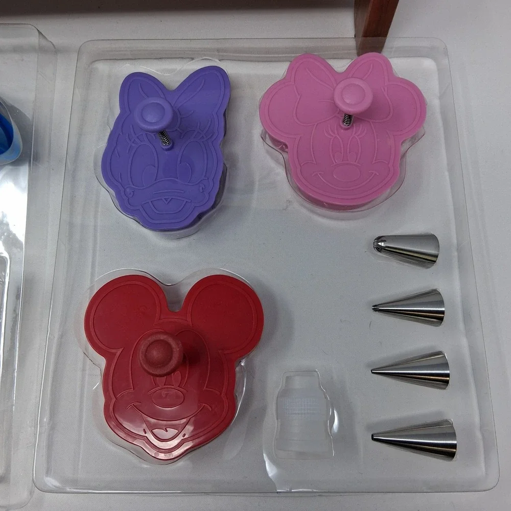 Williams Sonoma Disney Mickey and Friends Impression Cookie Kit 21 Piece Set